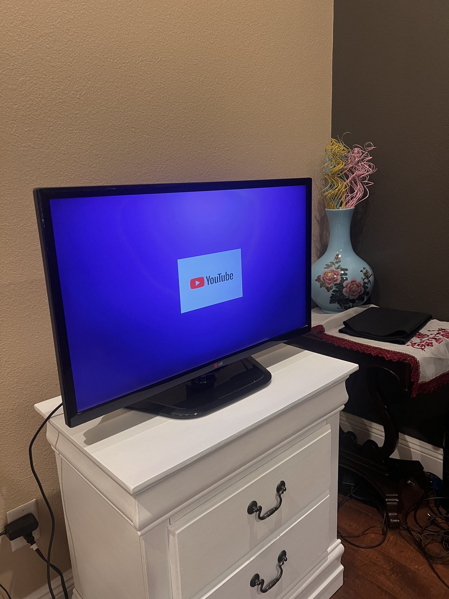 32” LG Computers Monitor With Built In Speaker