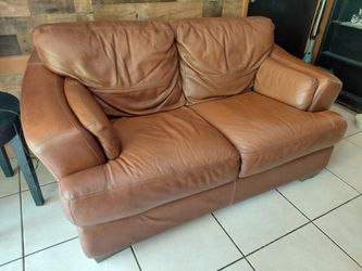 Leather loveseat No Damage