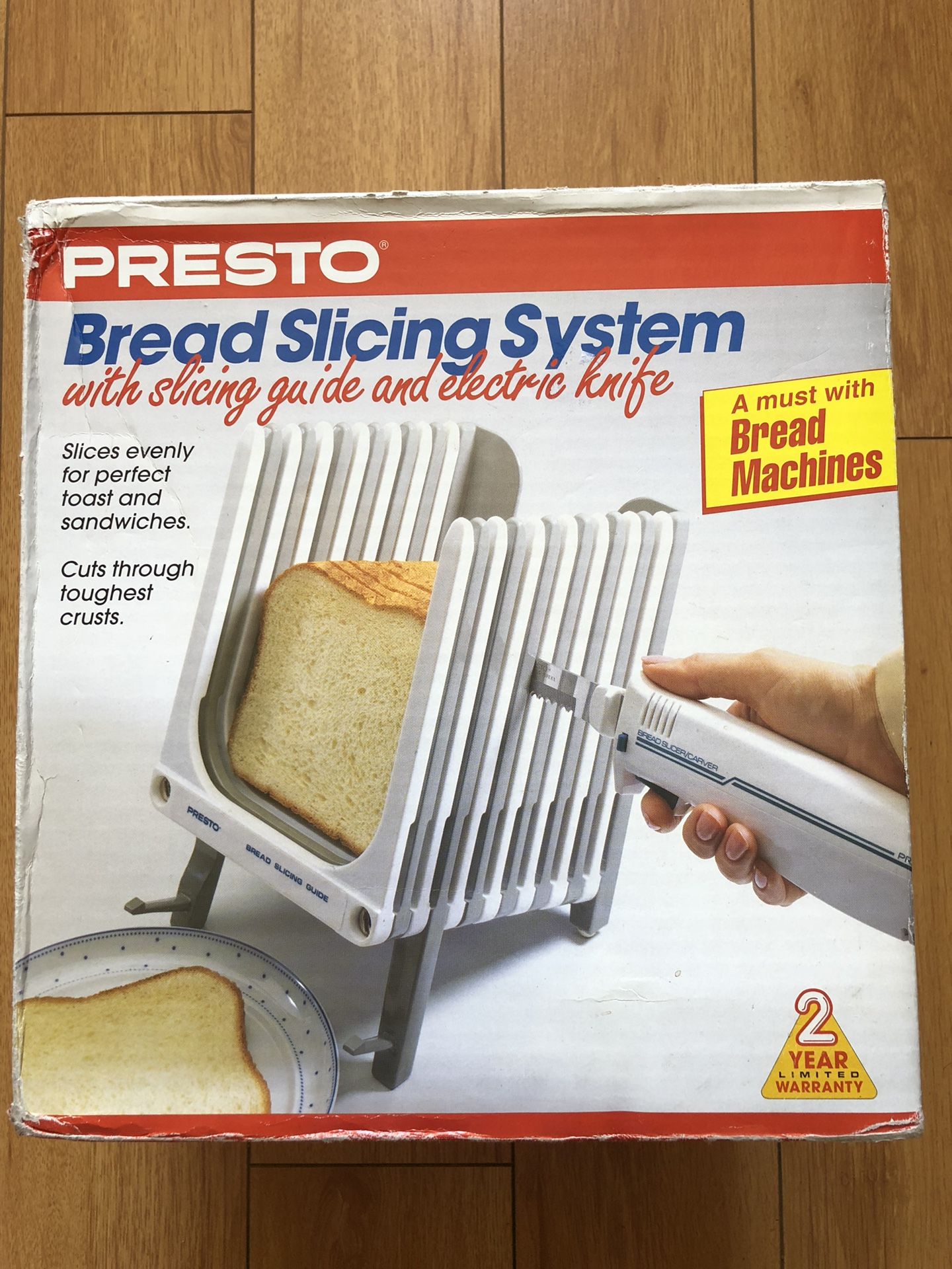 Presto bread slicing system with the electric knife