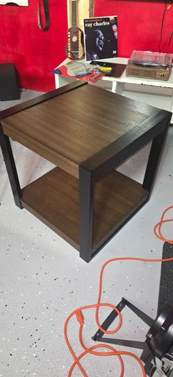 Coffee table and 2 end tables like new