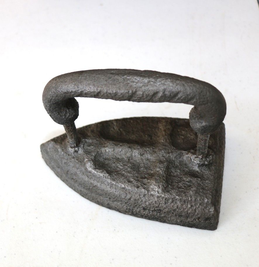 VINTAGE CAST IRON SAD IRON WITH ANCHOR DESIGN