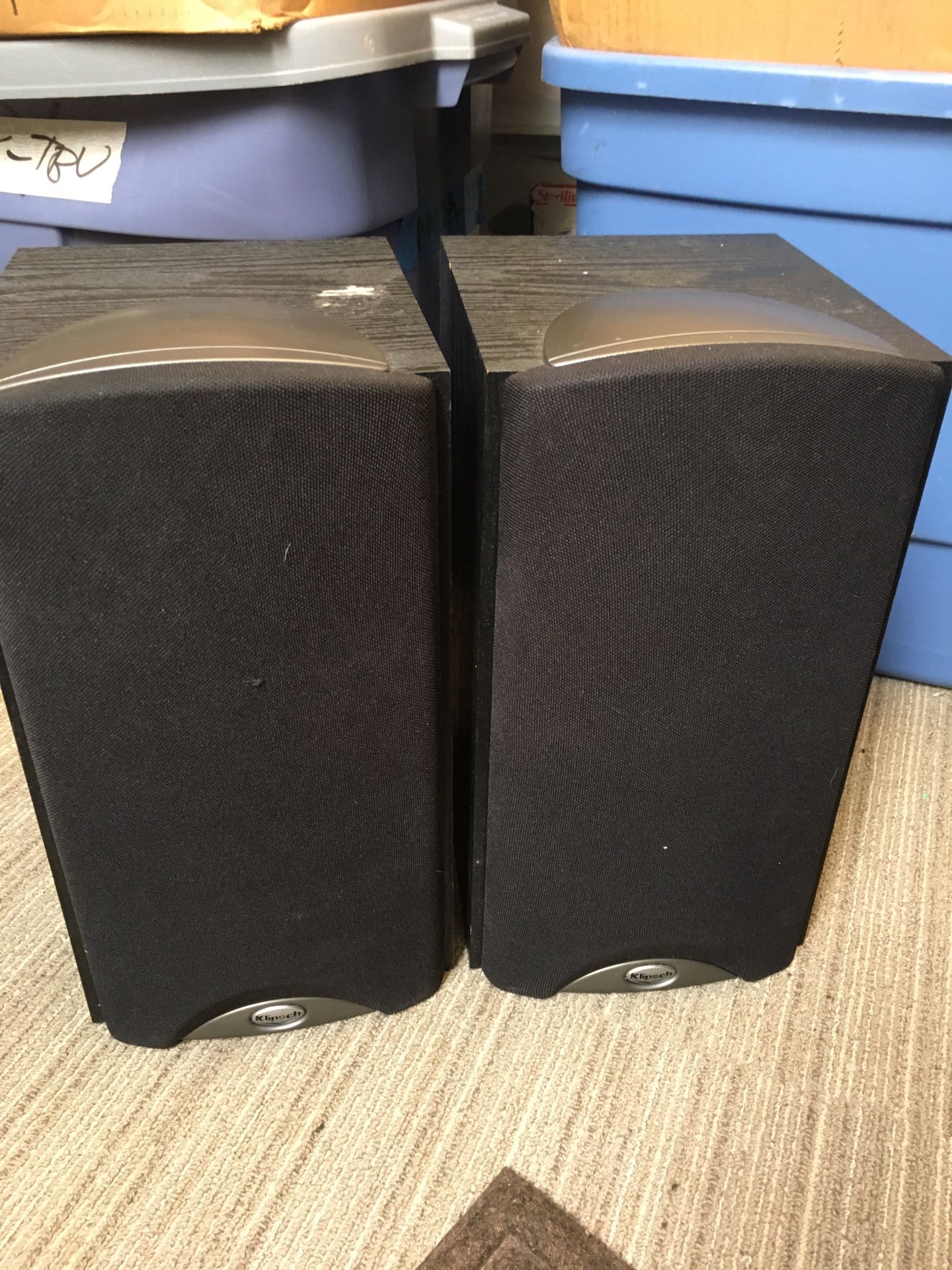Nice pair of Klipsch synergy B2 bookshelf speakers -black