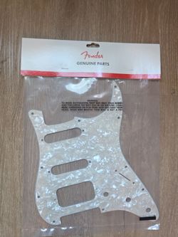 Fender 11 Hole Modern-Style Stratocaster H/S/S Pickguard - Aged White