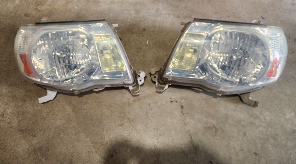 Toyota Tacoma OE Headlights