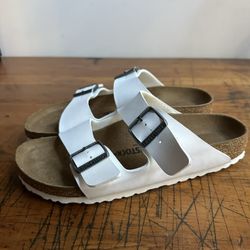 Birkenstock Arizona Sandal in White Size Women’s US 9-9.5/Men’s 7-7.5 EU 40