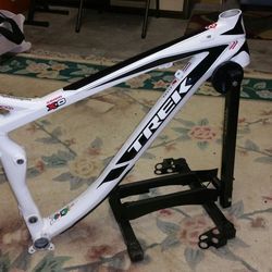 Trek Remedy 8 aluminum frame.  Size large 18.5. Very good condition