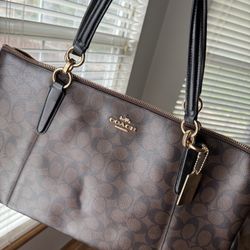 Coach Signature Handbag/Tote