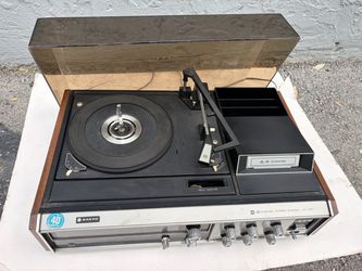 Vintage Sanyo GXT-4800 music center (Japan)
