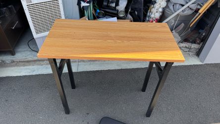 Nice free Standing table with folding legs