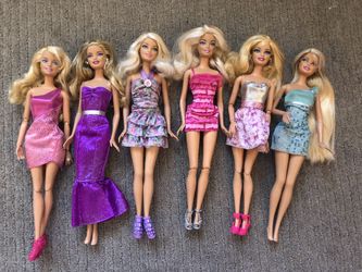 6 Barbies and accessories