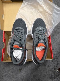 NEW Saucony Cohesion 15 Men's Running Shoes Size 10 Medium - Shadow/Poppy
