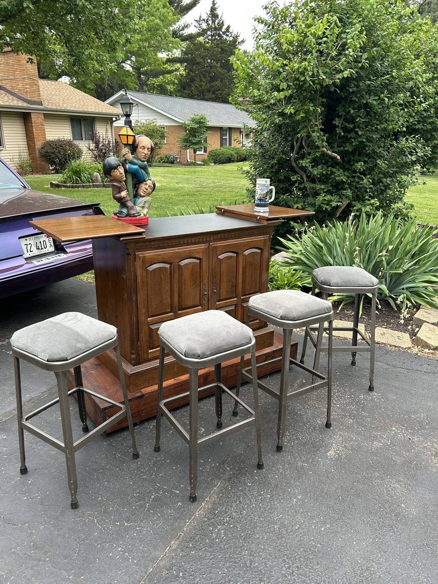 Bar With 4 Stools