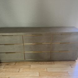 GRAYDON SHAGREEN 9 DRAWER DRESSER Comes with 2 Nighstands for