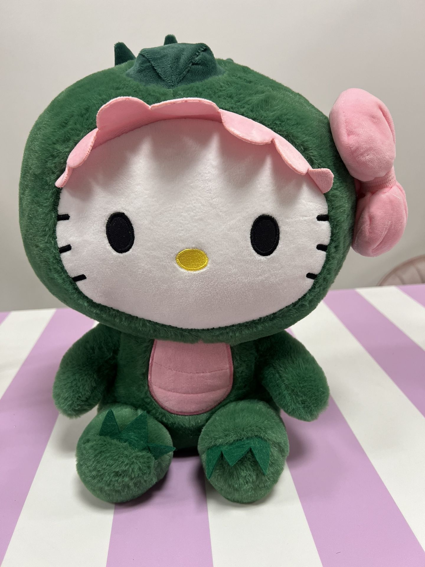 Hello Kitty Dinosaurio