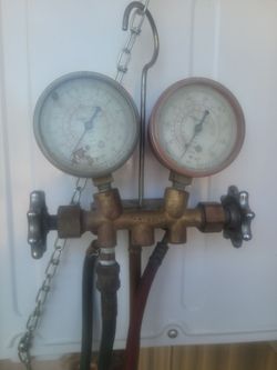 Robinson air compressor gages and hoses in good condition