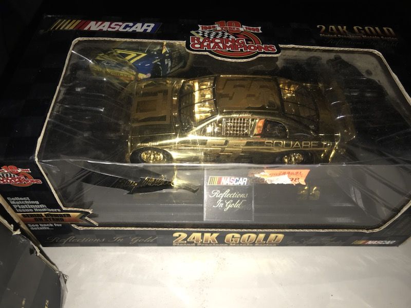 1:24 scale gold race car