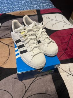 Size 5 1/2 wmns adidas superstar