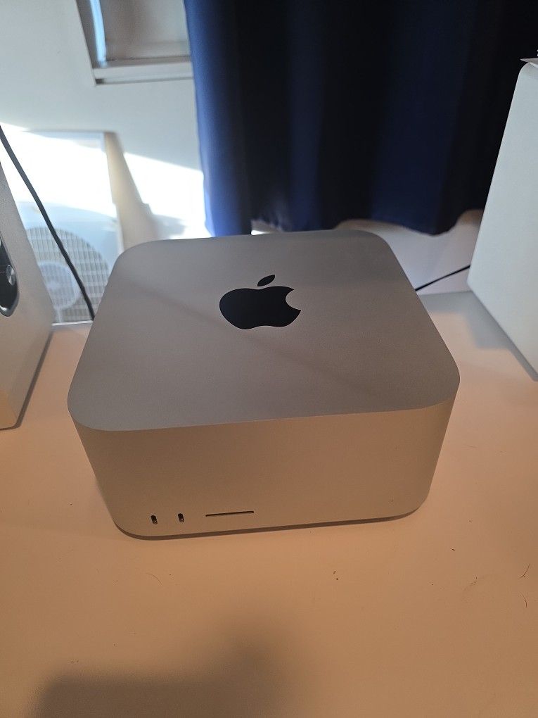 Mac Studio (M1 Max, 32GB RAM, 512GB SSD) - LIKE NEW/OPEN BOX