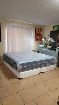 HIGH QUALITY KING SIZE STEARNS AND FOSTER MATTRESS AND BOXSPRINGS FOR SALE! IN EXCELLENT CONDITION, FREE DELIVERY