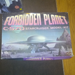 Polar Lights Forbidden Planet C-57D Starcruiser Model Kit