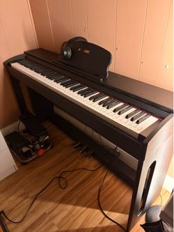 🎹 Beautiful piano in excellent condition.  ready to play!