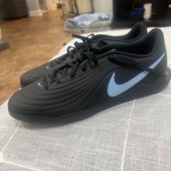 Nike tiempo indoor soccer size 11