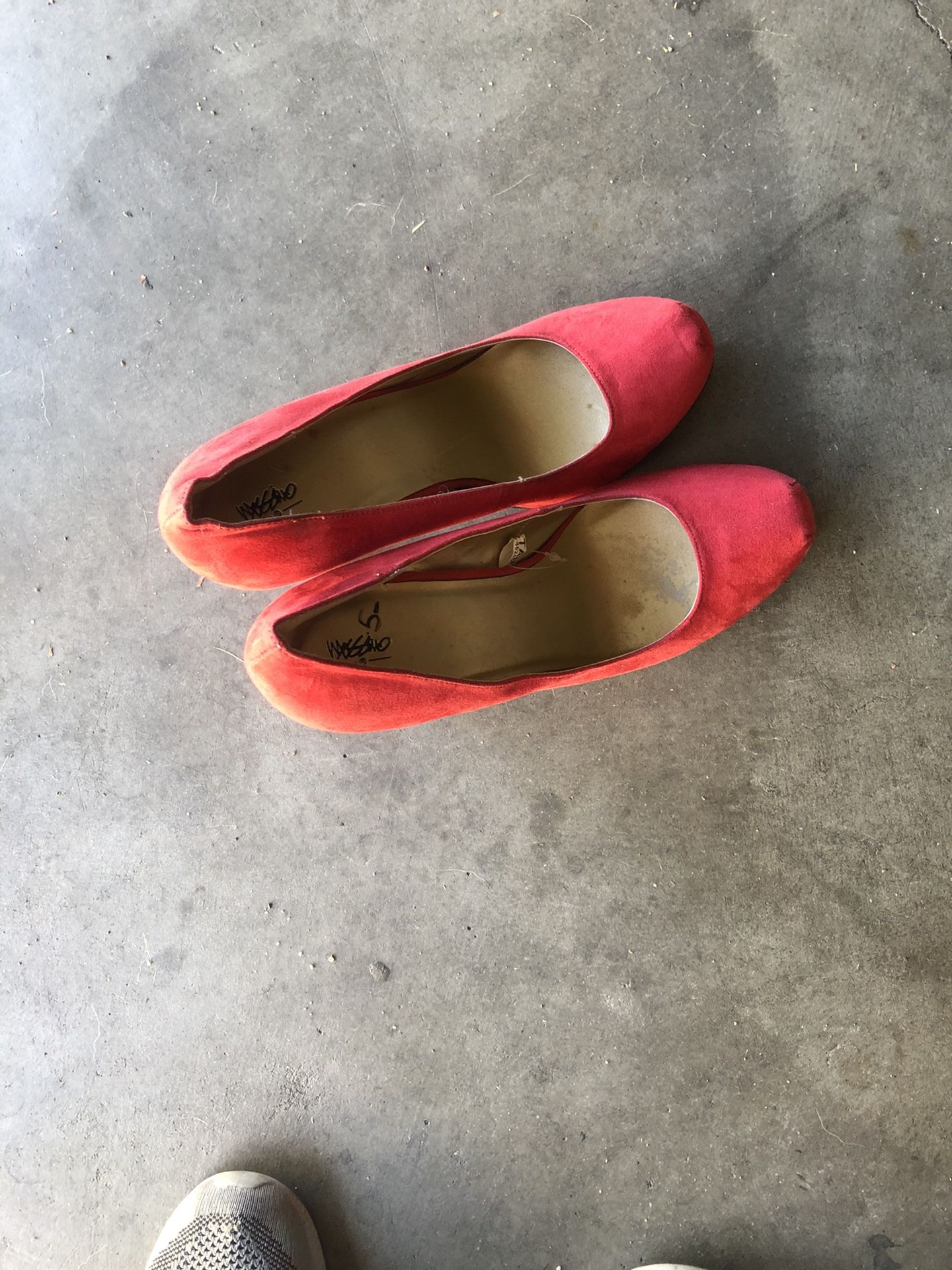 Red Velvet High Heels ๐