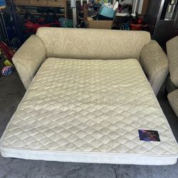 Pull Out Couch!!