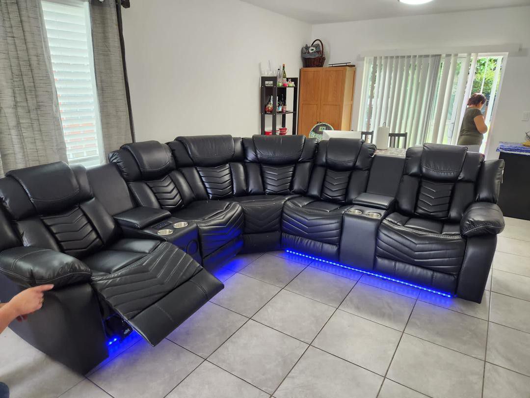 I am selling a recliner, with cup holders, LED lights and horn. Ask for Price. Preguntar Por Precio 