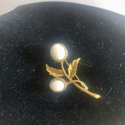Vintage Costume Jewelry Flower Gem Brooch
