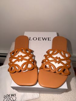 Petal Anagram slides in Camel leather 🤎