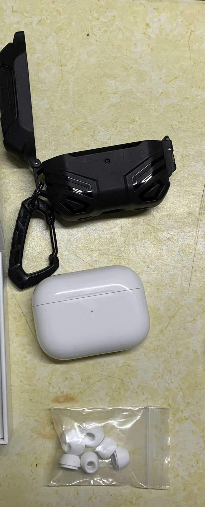 AirPod Pros 2 A2700 with case
