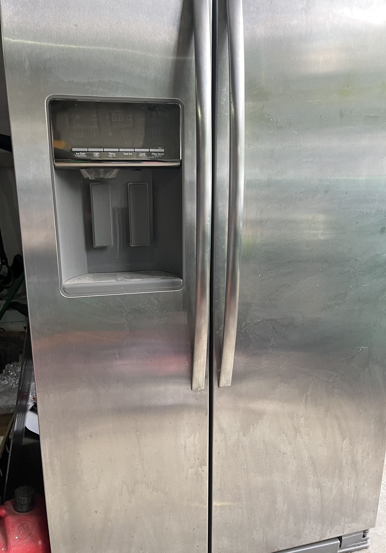 Whirlpool Fridge/Freezer with Built-in Ice and Water Dispenser