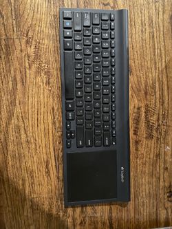 Cordless keyboard with tracker mouse.
