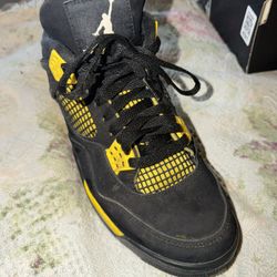 Air Jordan 4 Retro “Thunder” (2023) in men’s 8.5