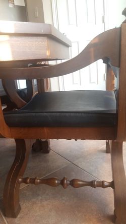 Antique style table chair set