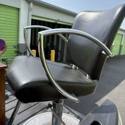 Will deliver locally!!!!Savvy Hydraulic Barber/Salon Chair – Heavy-Duty & Comfortable