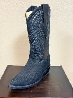 Bota con suela roja
