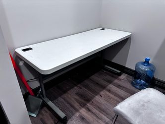 FOLDING TABLE