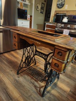 1930s singer with spinning lower spool, a little "damage" to upper wood on far right part of table.