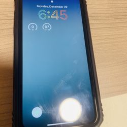 iPhone  XR   64GB  black  unlocked  dent on screen. Battery   80％