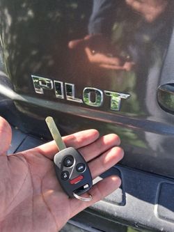 Car Keys And Remotes  / Llaves De Carro Y Controlles