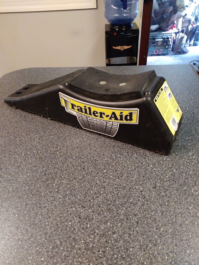 TANDEM TRAILER. WHEEL. JACK.  MAX WT.  16000 LB.    MADE IN. USA