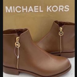 Michael Kors heel ankle boots- Women's - Black/Brown size 8 (No Box) I will provide a Michael Kors dust bag  serious inquiries only  Pick up location 