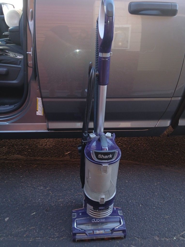 Shark duo clean lift vacum away works great