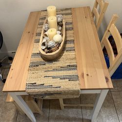 Mesa De Comedor Pequeña Con Dos Sillas Y Un Banco 