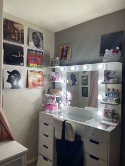 White vanity (Chair included)