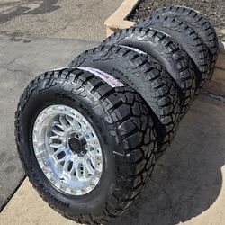 17" LOCK COMBAT w/ 33" Tires.  Jeep Wrangler JL JK Rubicon