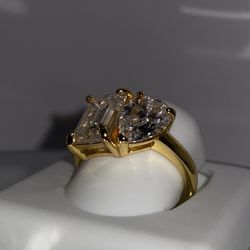 Size 6 Womens 18K Yellow Gold Engagement Ring with Dual Stones Pear and Rectangle Cut