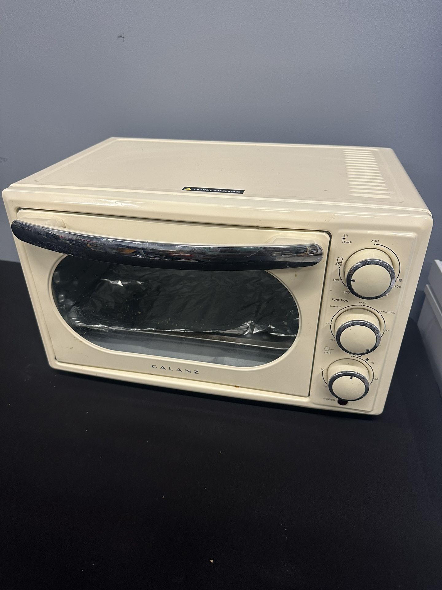 Galanz 0.9 Cu ft Retro Convection Toaster Oven, Cream